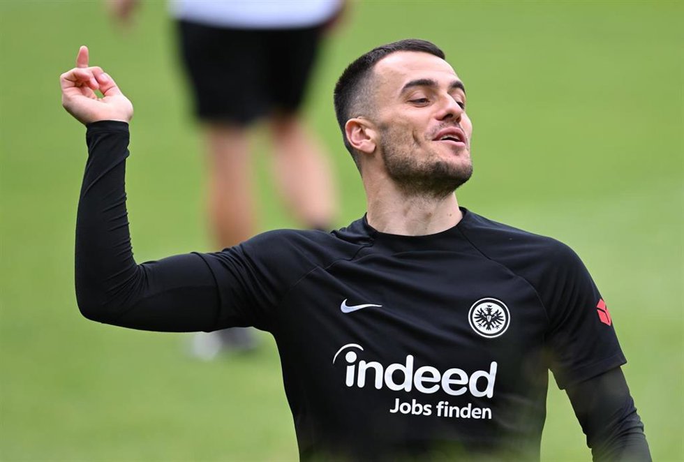 Archivo - El jugador del Eintracht Filip Kostic en un entrenamiento con el equipo alemán.