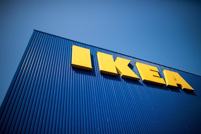 Archivo - FILED - 17 April 2020, North Rhine-Westphalia, Cologne: The lettering IKEA can be seen on the facade of the furniture store in Cologne. Swedish furniture retailer IKEA announced further reductions to its operation in Russia and Belarus on Wedn