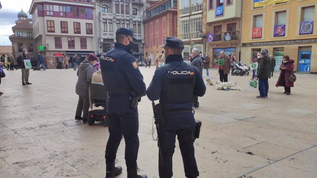 Archivo - Agentes de la Policía Nacional en Oviedo