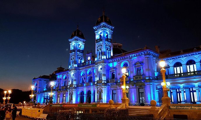 Archivo - Ayuntamiento donostiarra iluminado.