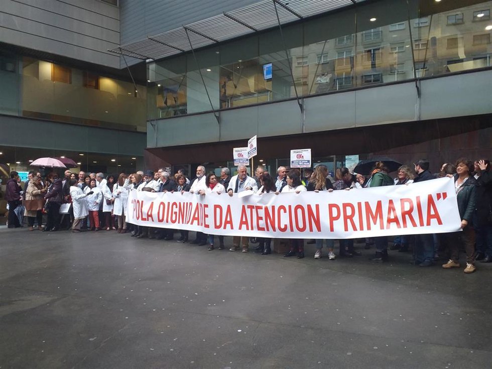 Archivo - Concentración de médicos y pediatras de Atención Primaria en el Centro de Salud de Rosalía de Castro, en Vigo