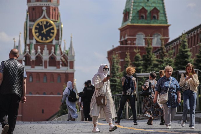 Archivo - Personas con mascarilla en la Plaza Roja de Moscú