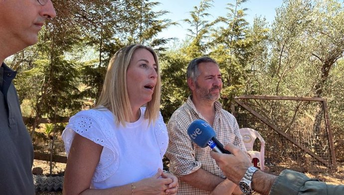 La presidenta del PP de Extremadura, María Guardiola, atiende a los medios