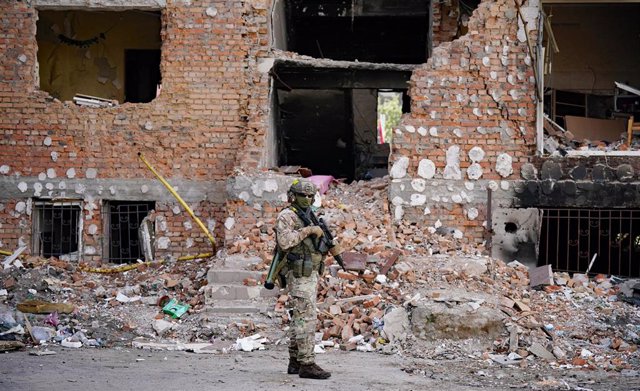 Archivo - Un soldado ucraniano en Irpin.