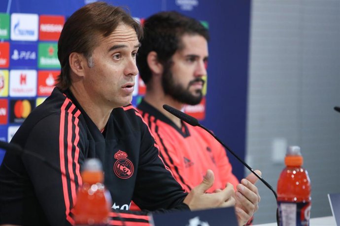 Archivo - El exentrenador del Real Madrid Julen Lopetegui junto al jugador Isco Alarcón, con quien se reencontrará en el Sevilla FC