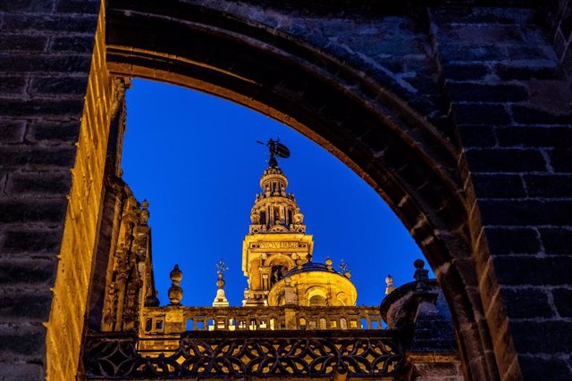 Archivo - Vista de Giralda desde las cubiertas de la Catedral de Sevilla durante la noche