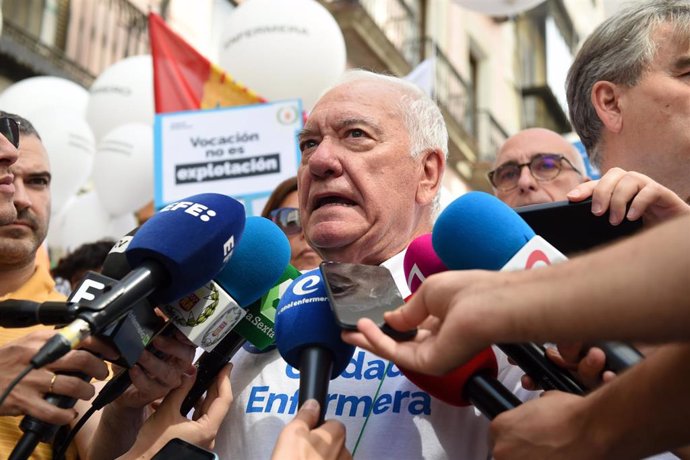 Archivo - El presidente del Consejo General de Enfermería, Florentino Pérez Raya, atiende a los medios durante una manifestación contra el abandono de la sanidad, a 18 de junio de 2022, en Madrid (España).