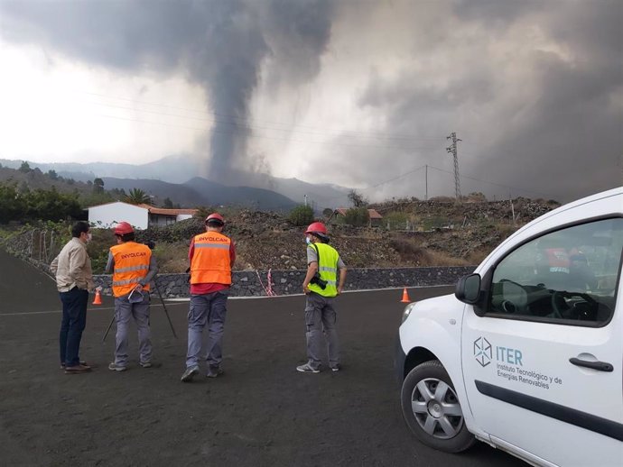 Archivo - El presidente del Cabildo de Tenerife, Pedro Martín, visita la isla de La Palma con motivo de la erupción volcánica