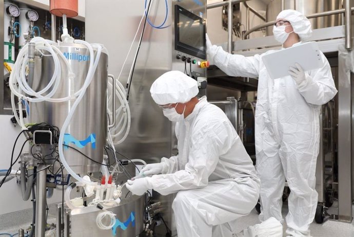 Merck scientists operating a 200 L Mobius Single-Use Bioreactor using the VirusExpress 293 Adeno-Associated Virus Production Platform at the company's facility in Carlsbad, California.