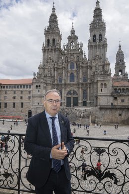 Archivo - El alcalde de Santiago de Compostela, Xosé Sánchez Bugallo, posa tras una entrevista con Europa Press, en el Palacio de Raxoi, sede del ayuntamiento de Santiago, frente a la catedral de Santiago, a 23 de mayo de 2022, en Santiago de Compostela, 