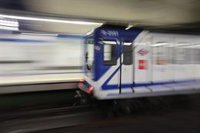 Varios grafiteros paran un tren de la Línea 9B de Metro de Madrid y realizan una pintada de 50 metros cuadrados