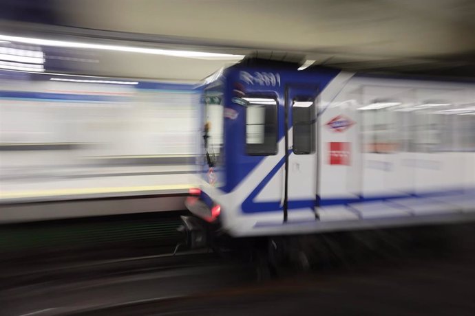 Archivo - Un tren llega al andén de la estación de metro, en Madrid (España). 