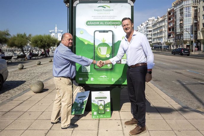 El Consejero De Desarrollo Rural, Guillermo Blanco, Y El Presidente Del Grupo De Acción Local Valles Pasiegos, Ángel Sainz, Junto Al Cartel Publicitario Del Market Place Valles Pasiegos