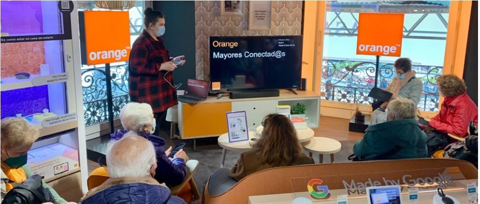 Más de 1.000 personas mayores se han formado en tecnología en los talleres gratuitos de las tiendas de Orange