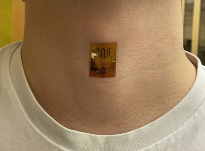 Un sensor alimentado por biopelícula, en el cuello, que mide la señal mecánica de la deglución.