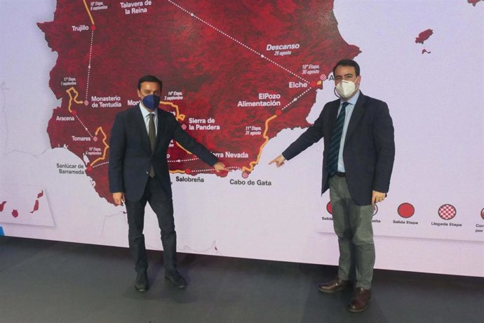 El presidente de la Diputación de Almería y el diputado provincial de Turismo en la presentación de La Vuelta 2022.