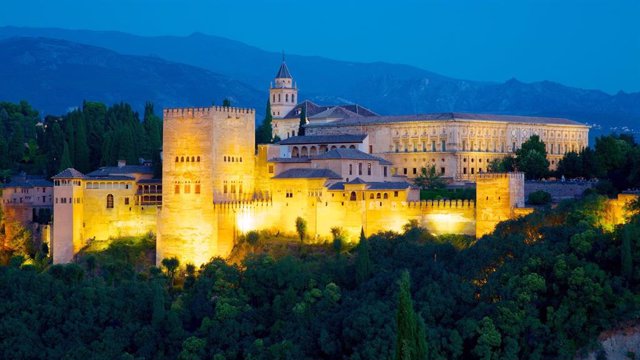 Archivo - Alhambra de Granada de noche, en imagen de archivo