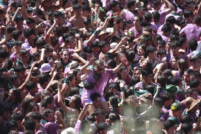 Centenares de jóvenes celebran el disparo del cohete anunciador de las Fiestas de San Lorenzo 2022 en la plaza de la Catedral