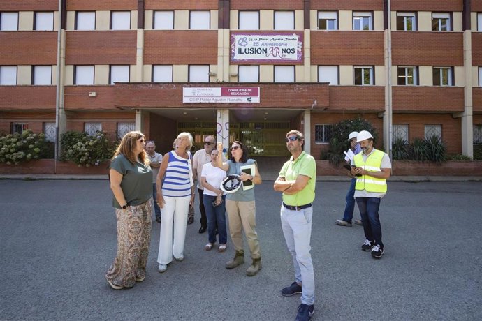 La consejera de Educación y Formación Profesional, Marina Lombó, visita las obras que se ejecutan en este centro educativo.
