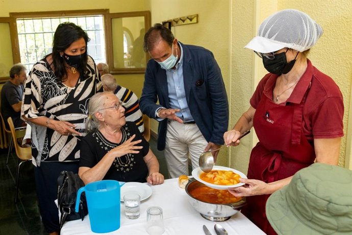 La concejala delegada de Mayores, Paloma Espinosa, durante la visita al centro de Laín Entralgo, acompañada por el consejero municipal de Acción Social, Ángel Lorén.