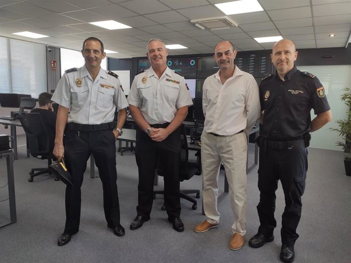 El jefe Superior de Policía en Baleares, José Luis Santafé, durante la visita al Centro de Ciberseguridad de Intec.