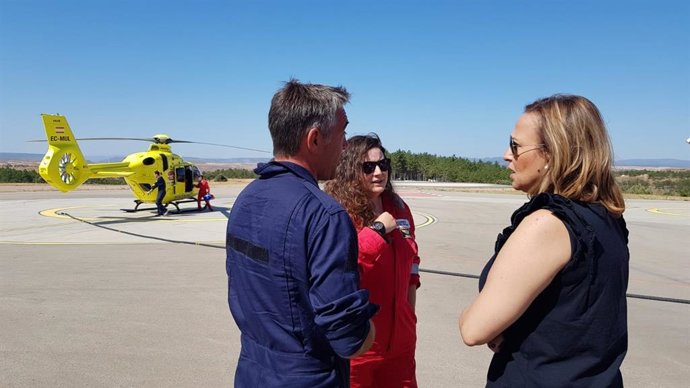 La consejera Mayte Pérez y dos miembros de la tripulación del 112