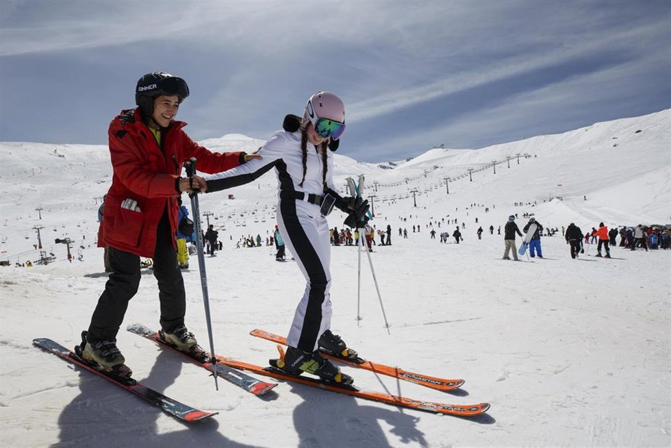 Archivo - Imágenes del cierre de temporada en la estación de Sierra Nevada en Granada