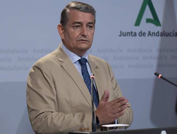 El consejero de Presidencia, Interior, Diálogo Social y Simplificación, Antonio Sanz, durante la rueda de prensa posterior a la reunión del Consejo de Gobierno de la Junta de Andalucía. A 09 de agosto de 2022, en Sevilla (Andalucía, España).
