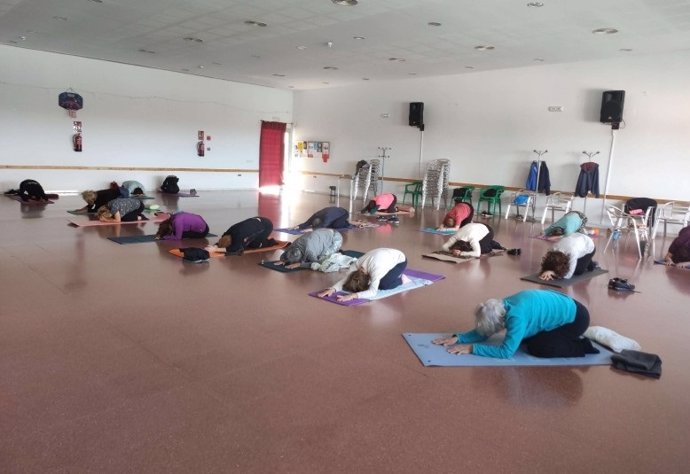 Yoga para personas mayores en un centro de día de Alcalá
