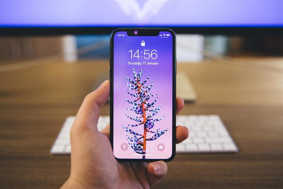 Un iPhone con el porcentaje de la batería oculto