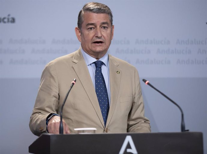 El consejero de Presidencia, Interior, Diálogo Social y Simplificación, Antonio Sanz, durante la rueda de prensa posterior a la reunión del Consejo de Gobierno de la Junta de Andalucía. A 09 de agosto de 2022, en Sevilla (Andalucía, España).