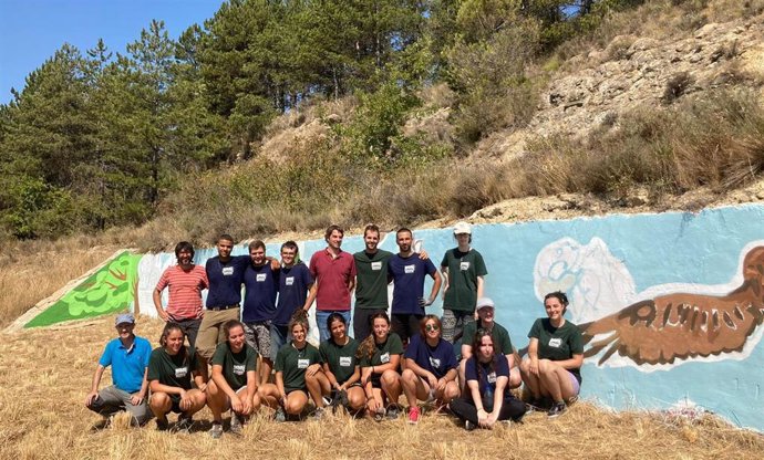 El director gerente del INJ, Carlos Amatriain, con el grupo de jóvenes que realizan voluntariado en el monte Ezkaba.