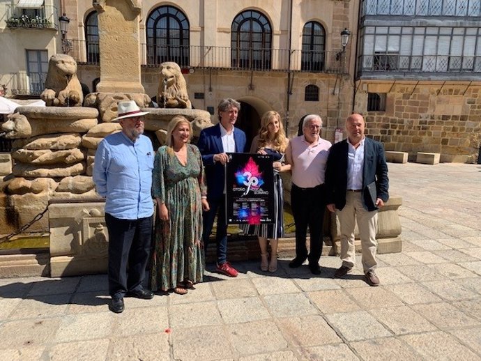 Presentación del Otoño Musical Soriano en las puertas del Ayuntamiento de Soria