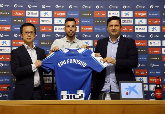 El nuevo jugador del RCD Espanyol Edu Expósito en su presentación en el Auditorio del RCDE Stadium