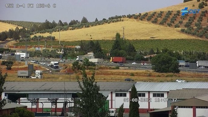 Vuelco de un camión con melones en Valdepeñas