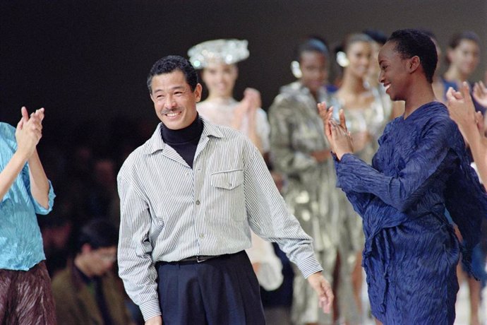 Archivo -  Japanese fashion designer Issey Miyake receives applause from models and attendees after presenting his spring-summer 1992 collection