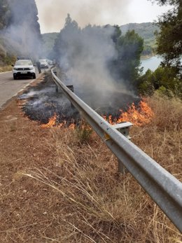 Fuego que afecta al paraje Rebolo de Campillos