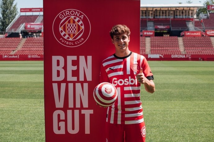 El nuevo jugador del Girona FC Rodrigo Riquelme (cedido por el Atlético de Madrid) en su presentación en Montilivi