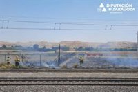 Las chispas generadas por un tren provocan un incendio a la altura de la antigua estación de Velilla de Ebro