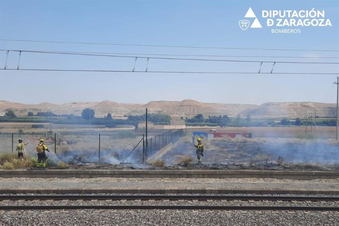 Las chispas generadas por un tren originan un incendio a la altura de la antigua estación de tren de Velilla de Ebro.