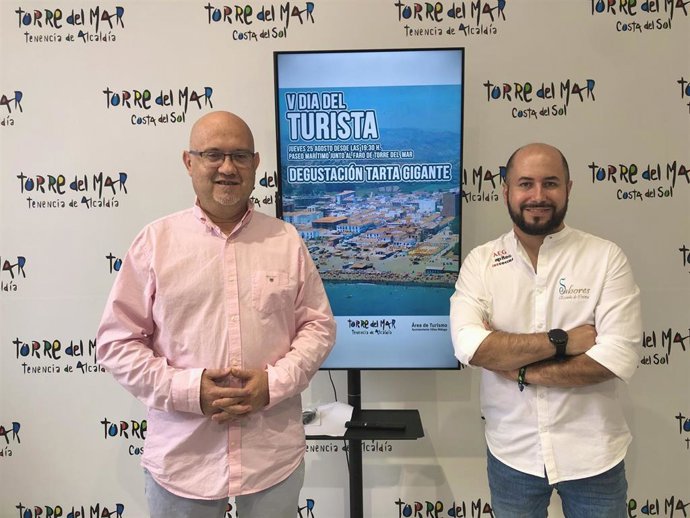 El teniente de alcalde de Torre del Mar y concejal de Turismo del Ayuntamiento del municipio malagueño de Vélez-Málaga, Jesús Atencia; y el chef torreño de la Escuela de Cocina Sabores, Roberto Soler, informan del día del Turista