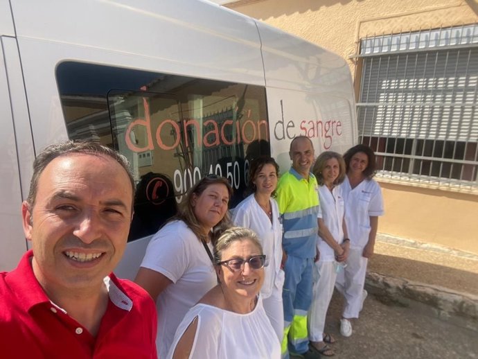 Víctor Alonso (i), en la segunda campaña de donación en Fombellida.