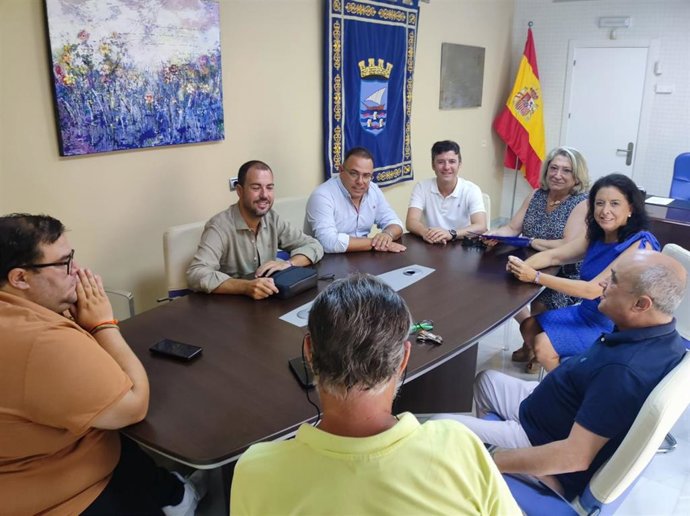 Visita de Jorge Saavedra y Trinidad Herrera al alcalde de Almuñécar, Juan José Ruiz Joya