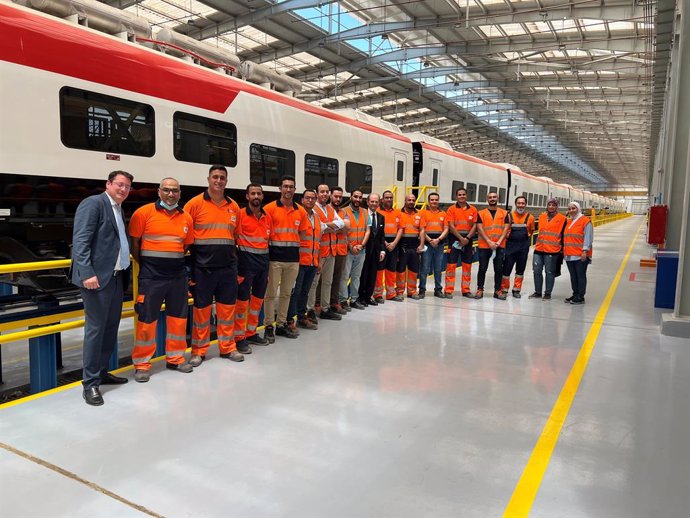 El presidente de Talgo, Carlos Palacio,  junto a parte de la plantilla en las instalaciones que Talgo tiene en Egipto