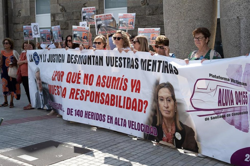 Varias personas portan una pancarta que pide justicia para las víctimas del accidente de tren en Angrois durante una manifestación, a 24 de julio de 2022, en Santiago de Compostela, A Coruña, Galicia (España). El encuentro se produce en el 9 aniversari
