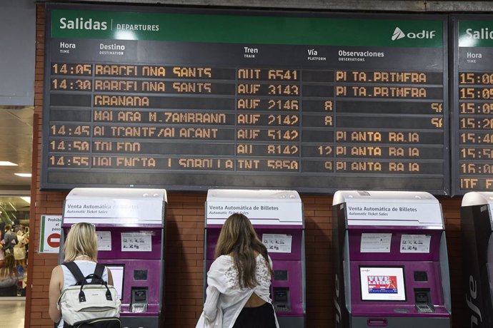Un panel de llegadas y salidas en la estación de Ave Madrid - Puerta de Atocha