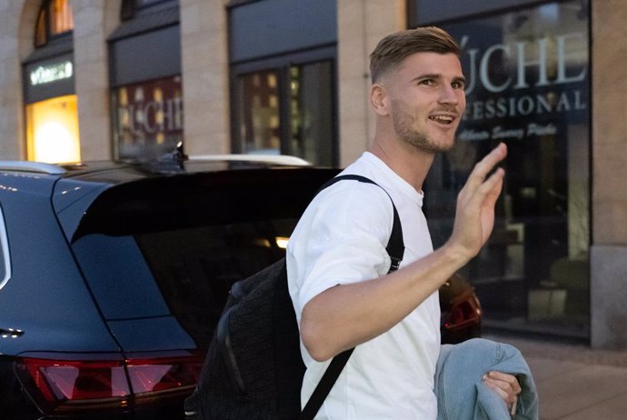08 August 2022, Saxony, Leipzig: German football player Timo Werner arrives at the Steigenberger Hotel. After RB and Chelsea FC agreed on the transfer, the 26-year-old returns to Leipzig to the DFB Cup winners. Photo: Hendrik Schmidt/dpa