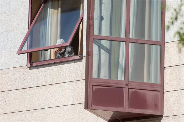 Archivo - Una persona se asoma por la ventana de la residencia de mayores DomusVi de Outeiro de Rei en Lugo, Galicia (España), a 8 de septiembre de 2020. La Xunta ha intervenido el geriátrico tras detectar 99 positivos más en covid-19, 94 de ellos en usua