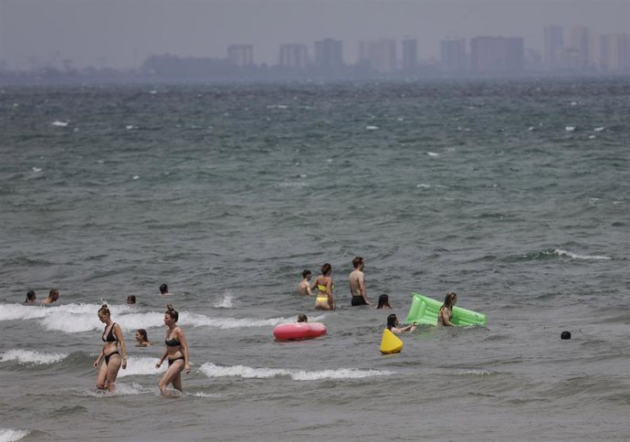 Archivo - Bañistas en la Playa de la Malvarrosa, en una imagen de archivo