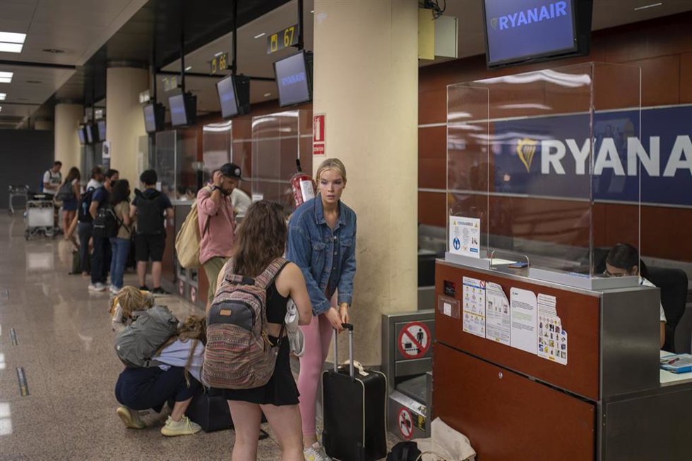 Varias personas esperan ser atentidas en una ventanilla de Ryanair en el Aeropuerto Josep Tarradellas Barcelona-El Prat, a 8 de agosto de 2022, en Barcelona, Catalunya (España).  
